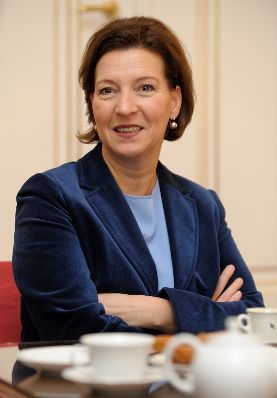 Am 29. November 2012 lud Frauenministerin Gabriele Heinisch-Hosek (im Bild) f&uuml;nf Karenzv&auml;ter mit ihren Kindern zum Fr&uuml;hst&uuml;ck und Erfahrungsaustausch in ihr B&uuml;ro.
