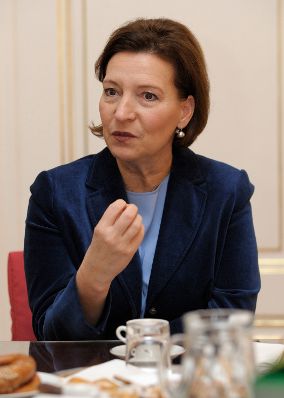 Am 29. November 2012 lud Frauenministerin Gabriele Heinisch-Hosek (im Bild) f&uuml;nf Karenzv&auml;ter mit ihren Kindern zum Fr&uuml;hst&uuml;ck und Erfahrungsaustausch in ihr B&uuml;ro.