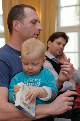 Am 29. November 2012 lud Frauenministerin Gabriele Heinisch-Hosek f&uuml;nf Karenzv&auml;ter mit ihren Kindern zum Fr&uuml;hst&uuml;ck und Erfahrungsaustausch in ihr B&uuml;ro.