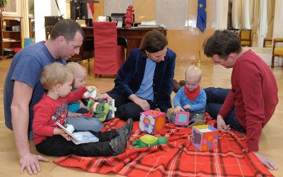 Am 29. November 2012 lud Frauenministerin Gabriele Heinisch-Hosek (im Bild) f&uuml;nf Karenzv&auml;ter mit ihren Kindern zum Fr&uuml;hst&uuml;ck und Erfahrungsaustausch in ihr B&uuml;ro.