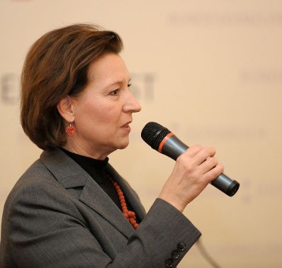 Am 3. Dezember 2012 begr&uuml;&szlig;te Frauenministerin Gabriele Heinisch-Hosek (im Bild) bei der Podiumsdiskussion &bdquo;Was Frauen brauchen &ndash; Ans&auml;tze f&uuml;r mehr Gendergerechtigkeit im Steuersystem&ldquo;.