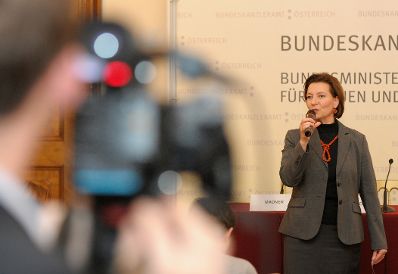 Am 3. Dezember 2012 begr&uuml;&szlig;te Frauenministerin Gabriele Heinisch-Hosek (im Bild) bei der Podiumsdiskussion &bdquo;Was Frauen brauchen &ndash; Ans&auml;tze f&uuml;r mehr Gendergerechtigkeit im Steuersystem&ldquo;.