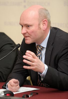 Am 3. Dezember 2012 begr&uuml;&szlig;te Frauenministerin Gabriele Heinisch-Hosek bei der Podiumsdiskussion &bdquo;Was Frauen brauchen &ndash; Ans&auml;tze f&uuml;r mehr Gendergerechtigkeit im Steuersystem&ldquo;. Im Bild Achim Truger, Podiumsdiskussionsteilnehmer.