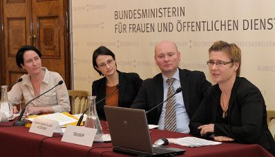 Am 3. Dezember 2012 begr&uuml;&szlig;te Frauenministerin Gabriele Heinisch-Hosek bei der Podiumsdiskussion &bdquo;Was Frauen brauchen &ndash; Ans&auml;tze f&uuml;r mehr Gendergerechtigkeit im Steuersystem&ldquo;. Die Moderation &uuml;bernahm Martina Madner (links aussen). Es diskutierten Jana Schulthei&szlig;, Achim Truger und Margit Schratzenstaller-Altzinger (v.l.n.r.).