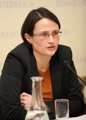Am 3. Dezember 2012 begr&uuml;&szlig;te Frauenministerin Gabriele Heinisch-Hosek bei der Podiumsdiskussion &bdquo;Was Frauen brauchen &ndash; Ans&auml;tze f&uuml;r mehr Gendergerechtigkeit im Steuersystem&ldquo;. Im Bild Jana Schulthei&szlig;, Podiumsdiskussionsteilnehmerin.