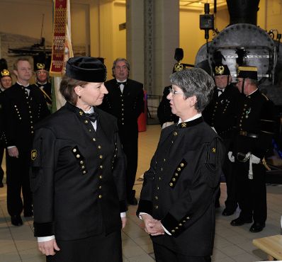 Am 4. Dezember 2012 besuchte Frauenministerin Gabriele Heinisch-Hosek die Barbarafeier im Technischen Museum Wien. Im Bild die Frauenministerin (l.) mit der Nationalratspr&auml;sidentin Barbara Prammer (r.).