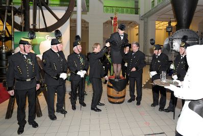Am 4. Dezember 2012 besuchte Frauenministerin Gabriele Heinisch-Hosek die Barbarafeier im Technischen Museum Wien. Im Bild die Frauenministerin beim &quot;Ledersprung&quot;, dem traditionellen Aufnahmeritus in den Bergmannstand.