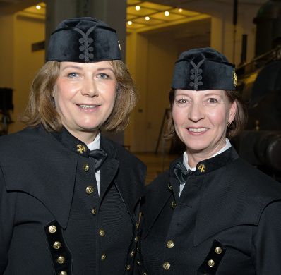 Am 4. Dezember 2012 besuchte Frauenministerin Gabriele Heinisch-Hosek die Barbarafeier im Technischen Museum Wien. Im Bild die Frauenministerin (r.) mit der Direktorin des Technischen Museum Wien, Gabriele Zuna-Kratky (l.).