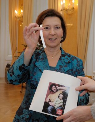 Im Bild Frauenministerin Gabriele Heinisch-Hosek bei der Ziehung der GewinnerInnen des Gewinnspiels zu &quot;Karenz Yourself&quot; am 10. Dezember 2012.