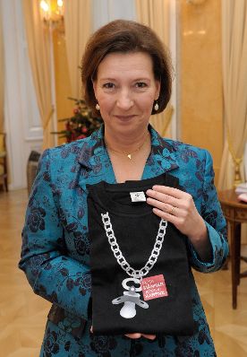 Im Bild Frauenministerin Gabriele Heinisch-Hosek bei der Ziehung der GewinnerInnen des Gewinnspiels zu &quot;Karenz Yourself&quot; am 10. Dezember 2012.