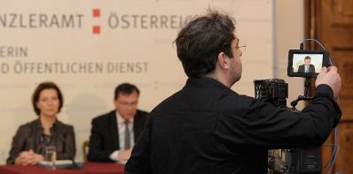 Am 17. Dezember 2012 gab Frauenministerin Gabriele Heinisch-Hosek (l.) mit Verteidigungsminister Norbert Darabos (r.) eine Pressekonferenz zum Thema &bdquo;Frauen und Bundesheer&ldquo;.