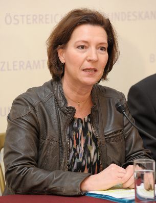Am 17. Dezember 2012 gab Frauenministerin Gabriele Heinisch-Hosek (im Bild) mit Verteidigungsminister Norbert Darabos eine Pressekonferenz zum Thema &bdquo;Frauen und Bundesheer&ldquo;.