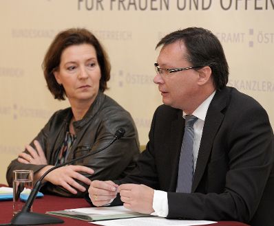 Am 17. Dezember 2012 gab Frauenministerin Gabriele Heinisch-Hosek (l.) mit Verteidigungsminister Norbert Darabos (r.) eine Pressekonferenz zum Thema &bdquo;Frauen und Bundesheer&ldquo;.