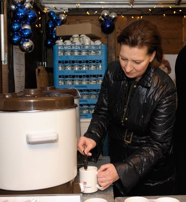 Am 21. Dezember 2012 schenkten Frauenministerin Gabriele Heinisch-Hosek (im Bild) und Sozialminister Rudolf Hundstorfer Punsch als Statement gegen &bdquo;Gewalt an Frauen/White Ribbon&ldquo; am Weihnachtsmarkt bei der Freyung, Wien aus.