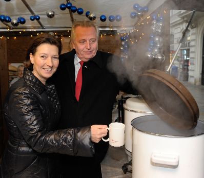 Am 21. Dezember 2012 schenkten Frauenministerin Gabriele Heinisch-Hosek (l.) und Sozialminister Rudolf Hundstorfer (r.) Punsch als Statement gegen &bdquo;Gewalt an Frauen/White Ribbon&ldquo; am Weihnachtsmarkt bei der Freyung, Wien aus.