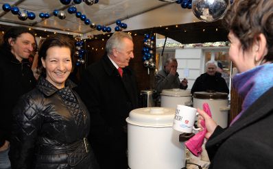 Am 21. Dezember 2012 schenkten Frauenministerin Gabriele Heinisch-Hosek (l.) und Sozialminister Rudolf Hundstorfer (r.) Punsch als Statement gegen &bdquo;Gewalt an Frauen/White Ribbon&ldquo; am Weihnachtsmarkt bei der Freyung, Wien aus.