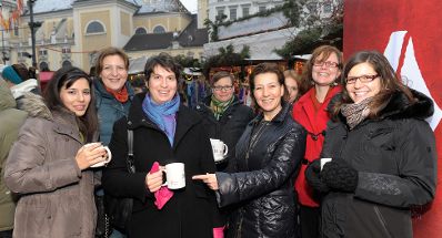 Am 21. Dezember 2012 schenkten Frauenministerin Gabriele Heinisch-Hosek (m.) und Sozialminister Rudolf Hundstorfer Punsch als Statement gegen &bdquo;Gewalt an Frauen/White Ribbon&ldquo; am Weihnachtsmarkt bei der Freyung, Wien aus.