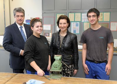 Am 14. J&auml;nner 2013 besuchte Frauenministerin Gabriele Heinisch-Hosek die Siemens Lehrwerkst&auml;tte. Im Bild die Ministerin (2.v.l.) mit Wolfgang Hesoun (l.), dem Generaldirektor der Siemens AG &Ouml;sterreich und zwei Lehrlingen.