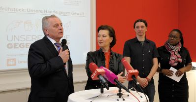 Am 7. M&auml;rz gaben Frauenministerin Gabriele Heinisch-Hosek und Sozialminister Rudolf Hundstorfer gemeinsam mit White Ribbon &Ouml;sterreich ein Pressefr&uuml;hst&uuml;ck zum Thema "Unsere H&auml;nde gegen Gewalt". Im Bild (v.l.n.r.) Sozialminister Rudolf Hundstorfer, Frauenministerin Gabriele Heinisch-Hosek, Romeo Bissuti, Obmann White Ribbon &Ouml;sterreich und Clara Akinyosoye, Chefredakteurin M-Media.