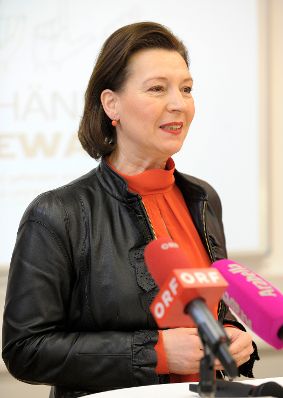 Am 7. M&auml;rz gaben Frauenministerin Gabriele Heinisch-Hosek (im Bild) und Sozialminister Rudolf Hundstorfer gemeinsam mit White Ribbon &Ouml;sterreich ein Pressefr&uuml;hst&uuml;ck zum Thema "Unsere H&auml;nde gegen Gewalt".