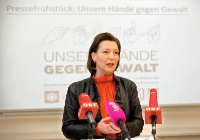 Am 7. M&auml;rz gaben Frauenministerin Gabriele Heinisch-Hosek (im Bild) und Sozialminister Rudolf Hundstorfer gemeinsam mit White Ribbon &Ouml;sterreich ein Pressefr&uuml;hst&uuml;ck zum Thema "Unsere H&auml;nde gegen Gewalt".