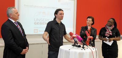 Am 7. M&auml;rz gaben Frauenministerin Gabriele Heinisch-Hosek und Sozialminister Rudolf Hundstorfer gemeinsam mit White Ribbon &Ouml;sterreich ein Pressefr&uuml;hst&uuml;ck zum Thema "Unsere H&auml;nde gegen Gewalt". Im Bild (v.l.n.r.) Sozialminister Rudolf Hundstorfer, Romeo Bissuti, Obmann White Ribbon &Ouml;sterreich, Frauenministerin Gabriele Heinisch-Hosek und Clara Akinyosoye, Chefredakteurin M-Media. 