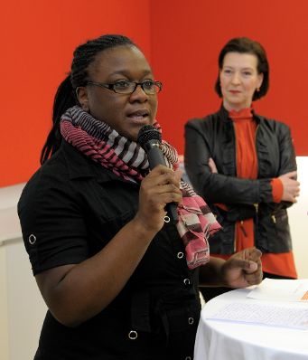 Am 7. M&auml;rz gaben Frauenministerin Gabriele Heinisch-Hosek (r.) und Sozialminister Rudolf Hundstorfer gemeinsam mit White Ribbon &Ouml;sterreich ein Pressefr&uuml;hst&uuml;ck zum Thema "Unsere H&auml;nde gegen Gewalt". Im Bild Clara Akinyosoye (l.), Chefredakteurin M-Media.