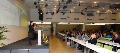 Am 11. April 2013 hielt Frauenministerin Gabriele Heinisch-Hosek (im Bild) das Hauptreferat beim &Ouml;GB-Bundesfrauenkongress.