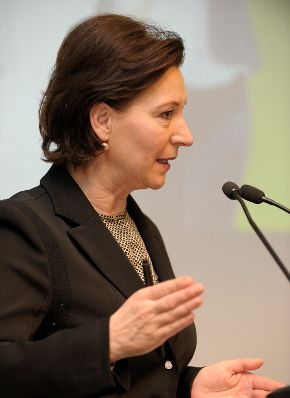 Am 11. April 2013 hielt Frauenministerin Gabriele Heinisch-Hosek (im Bild) das Hauptreferat beim &Ouml;GB-Bundesfrauenkongress.