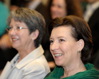 Am 19. April 2013 hielt Frauenministerin Gabriele Heinisch-Hosek (r.) eine Gru&szlig;adresse bei der Pr&auml;sentation des &bdquo;Gesellschaftsklimab&uuml;ndnisses f&uuml;r &Ouml;sterreich&ldquo; im Parlament. Im Bild mit Nationalratspr&auml;sidentin Barbara Prammer (l.).