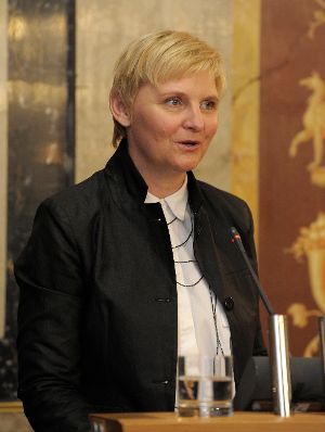 Am 19. April 2013 hielt Frauenministerin Gabriele Heinisch-Hosek eine Gru&szlig;adresse bei der Pr&auml;sentation des &bdquo;Gesellschaftsklimab&uuml;ndnisses f&uuml;r &Ouml;sterreich&ldquo; im Parlament. Im Bild Stadtr&auml;tin Sandra Frauenberger.