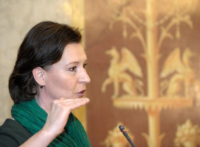 Am 19. April 2013 hielt Frauenministerin Gabriele Heinisch-Hosek (im Bild) eine Gru&szlig;adresse bei der Pr&auml;sentation des &bdquo;Gesellschaftsklimab&uuml;ndnisses f&uuml;r &Ouml;sterreich&ldquo; im Parlament.