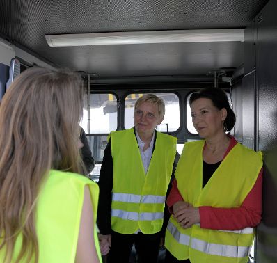 Am 25. April 2013 besuchte Frauenministerin Gabriele Heinisch-Hosek (r.) im Rahmen des &bdquo;Girls&rsquo; Day 2013&ldquo; die WienCont Container Terminal Gesellschaft. Im Bild mit Frauenstadtr&auml;tin Sandra Frauenberger (m.).