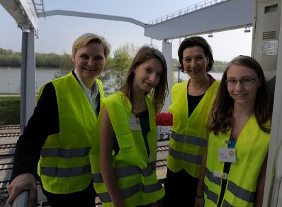 Am 25. April 2013 besuchte Frauenministerin Gabriele Heinisch-Hosek (2.v.r.) im Rahmen des &bdquo;Girls&rsquo; Day 2013&ldquo; die WienCont Container Terminal Gesellschaft. Im Bild mit Frauenstadtr&auml;tin Sandra Frauenberger (l.).