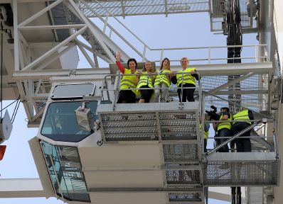 Am 25. April 2013 besuchte Frauenministerin Gabriele Heinisch-Hosek (im Bild) im Rahmen des &bdquo;Girls&rsquo; Day 2013&ldquo; die WienCont Container Terminal Gesellschaft.