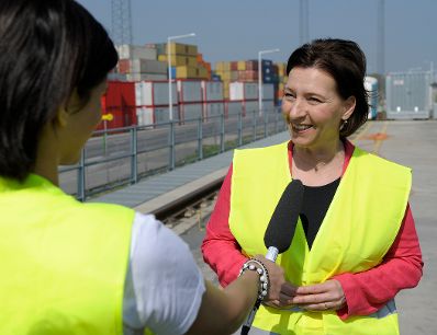 Am 25. April 2013 besuchte Frauenministerin Gabriele Heinisch-Hosek (im Bild) im Rahmen des &bdquo;Girls&rsquo; Day 2013&ldquo; die WienCont Container Terminal Gesellschaft.