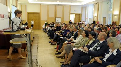 Am 6. Mai 2013 lud Frauenministerin Gabriele Heinisch-Hosek (r.) zum &bdquo;Women Talk Business Symposium 2013 &ndash; Erfolgsfaktor Frau: Quote &amp; Co im Wirksamkeits-Test&ldquo;.