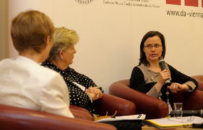 Im Bild Teilnehmer der Podiumsdiskussion zum Thema &bdquo;Betriebswirtschaftlicher Nutzen von Frauenf&ouml;rderungen&ldquo; (v.l.n.r.): Sabine M. Fischer (Moderation), Monika Schulz-Strelow (FidAR e.V. Pr&auml;sidentin) und Esther Mitterstieler (Chefredakteurin Witschaftsblatt).
