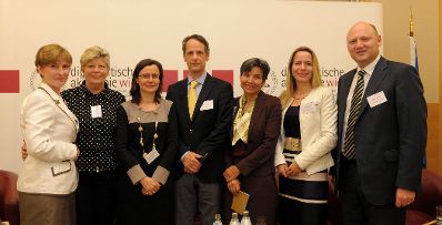Im Bild die Teilnehmer der Podiumsdiskussion zum Thema &bdquo;Betriebswirtschaftlicher Nutzen von Frauenf&ouml;rderungen&ldquo; (v.l.n.r.): Sabine M. Fischer (Moderation), Monika Schulz-Strelow, (FidAR e.V. Pr&auml;sidentin), Esther Mitterstieler, (Chefredakteurin Witschaftsblatt), Gerhard Barcus (Market head &Ouml;sterreich Spanien goodbrand), Helga Posch-Lindpaintner (Human Ressources Shell Austria), Petra Burger (Health &amp; Nutrition Communication Manager Coca Cola Alpine Regio) und Achim Kaspar (Gesch&auml;ftsf&uuml;hrer CISCO Systems Austria GmbH. 