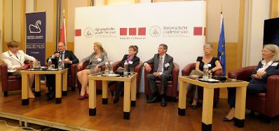 Im Bild die Teilnehmer der Podiumsdiskussion zum Thema &bdquo;Mismatching von karriereorientierten Frauen und Unternehmen?!&ldquo; (v.l.n.r.): Sabine M. Fischer (Moderation), Alois Virag (Senior Vice President for Refining and Petrochemicals OMV AG), Andrea Reisinger-K&ouml;nig (Leitung Konzern Human Resources Styria Media Group), Andrea Pollak (Unternehmensberaterin, Aufsichtsr&auml;tin Advisory Services), Hubert St&uuml;ckler (CEO Cardiolynx AG), Cathrin Kahlweit (Korrespondentin der S&uuml;ddeutschen Zeitung) und Cornelia Hulla (GEA Group AG).