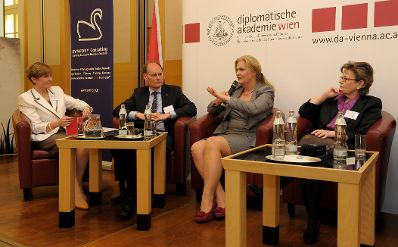 Im Bild Teilnehmer der Podiumsdiskussion zum Thema &bdquo;Mismatching von karriereorientierten Frauen und Unternehmen?!&ldquo; (v.l.n.r.): Sabine M. Fischer (Moderation), Alois Virag (Senior Vice President for Refining and Petrochemicals OMV AG), Andrea Reisinger-K&ouml;nig (Leitung Konzern Human Resources Styria Media Group) und Andrea Pollak (Unternehmensberaterin, Aufsichtsr&auml;tin Advisory Services).