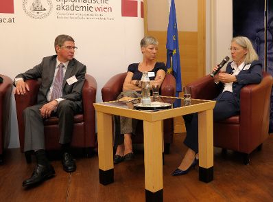 Im Bild Teilnehmer der Podiumsdiskussion zum Thema &bdquo;Mismatching von karriereorientierten Frauen und Unternehmen?!&ldquo; (v.l.n.r.): Hubert St&uuml;ckler (CEO Cardiolynx AG), Cathrin Kahlweit (Korrespondentin der S&uuml;ddeutschen Zeitung) und Cornelia Hulla (GEA Group AG).
