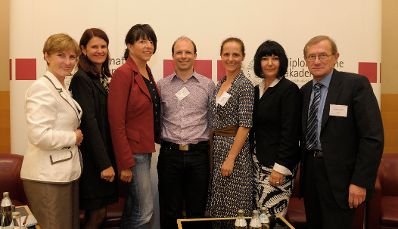 Im Bild die Teilnehmer der Podiumsdiskussion zum Thema &bdquo;F&uuml;r Frauenf&ouml;rderung notwendiger Wandel in der Unternehmenskultur&ldquo; (v.l.n.r.): Sabine M. Fischer (Moderation), Christina Thomar (Christina Thomar Consulting eU), Petra Salmutter (SAP &Ouml;sterreich), Paul Ullmann (Austria Wirtschaftservices), Jutta Hackstock-Sabitzer (Marketing Leitung Saubermacher Dienstleistungs AG), Angelika Flatz (Sektionschefin BKA) und Leopold Miedl (RHI AG).