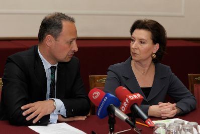 Am 7. Mai 2013 lud Frauenministerin Gabriele Heinisch-Hosek (r.) zum Hintergrundsgespr&auml;ch zum Thema Familienf&ouml;rderungen. Im Bild mit Staatssekret&auml;r Andreas Schieder (l.).