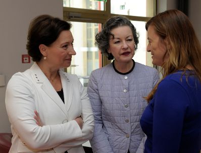 Am 23. Mai 2013 besuchte Frauenministerin Gabriele Heinisch-Hosek (l.) die BBB &bdquo;Beruf-Baby-Bildung&ldquo; Messe der AK Wien. Im Bild mit der AK-Vizepr&auml;sidentin Dwora Stein (m.).