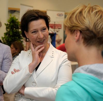 Am 23. Mai 2013 besuchte Frauenministerin Gabriele Heinisch-Hosek (l.) die BBB &bdquo;Beruf-Baby-Bildung&ldquo; Messe der AK Wien.