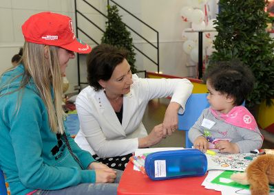 Am 23. Mai 2013 besuchte Frauenministerin Gabriele Heinisch-Hosek (im Bild) die BBB &bdquo;Beruf-Baby-Bildung&ldquo; Messe der AK Wien.