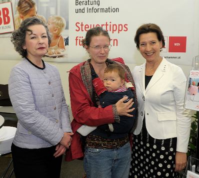 Am 23. Mai 2013 besuchte Frauenministerin Gabriele Heinisch-Hosek (r.) die BBB &bdquo;Beruf-Baby-Bildung&ldquo; Messe der AK Wien. Im Bild mit der AK-Vizepr&auml;sidentin Dwora Stein (l.).