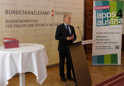 Am 6. Juni 2013 &uuml;berreichte Frauenministerin Gabriele Heinisch-Hosek Urkunden an die Preistr&auml;gerinnen und Preistr&auml;ger des "apps4austria" Wettbewerbs. Im Bild Sektionschef Manfred Matzka bei der Begr&uuml;&szlig;ung.