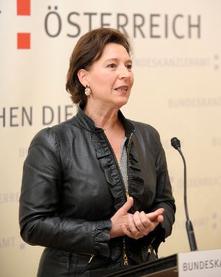 Am 6. Juni 2013 &uuml;berreichte Frauenministerin Gabriele Heinisch-Hosek (im Bild) Urkunden an die Preistr&auml;gerinnen und Preistr&auml;ger des "apps4austria" Wettbewerbs.